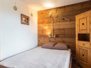 ヴァルモレルにあるAppartement Valmorel, 1 pièce, 4 personnes - FR-1-291-710の木製の壁のベッドルーム1室(ベッド1台付)