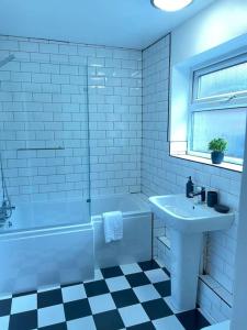 Koupelna v ubytování Luxury home in York - sleeps -5 , Free parking ,