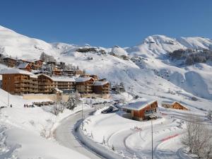 ein Resort im Schnee auf einem Berg in der Unterkunft Maxi studio lumineux pour 4 pers. à Orcières Merlette, proche pistes et commerces, loggia sud - FR-1-262-128 in Forest des Baniols
