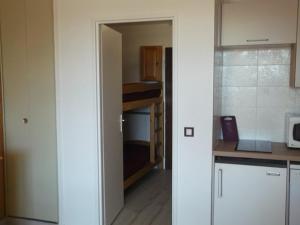 Forest des BaniolsにあるAppartement Orcières Merlette, 1 pièce, 4 personnes - FR-1-262-132のキッチン(電子レンジ付)に面したドアが付いています。
