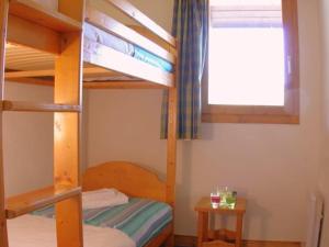 a bedroom with two bunk beds and a window at Appartement Valmorel, 3 pièces, 7 personnes - FR-1-291-728 in Valmorel