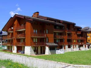 a large apartment building with a lawn in front of it at Appartement Valmorel, 1 pièce, 4 personnes - FR-1-291-783 in Valmorel