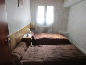 コトレにあるAppartement Cauterets, 3 pièces, 5 personnes - FR-1-234-118の小さなベッドルーム(ベッド1台、窓付)