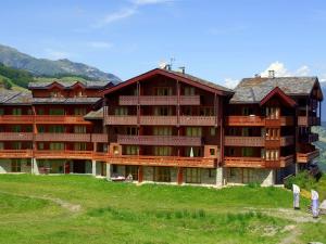 a large wooden building on top of a hill at Appartement Valmorel, 3 pièces, 6 personnes - FR-1-291-754 in Valmorel