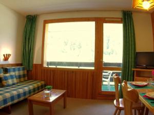 a living room with a couch and a window at Appartement Valmorel, 2 pièces, 6 personnes - FR-1-291-764 in Valmorel