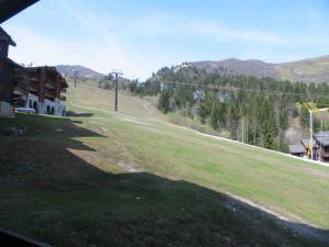 a view of a grassy hill with a ski lift at Appartement Valmorel, 2 pièces, 6 personnes - FR-1-291-764 in Valmorel