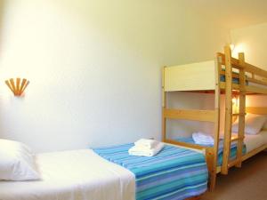 a bedroom with two bunk beds and a ladder at Appartement 2 pièces à Valmorel pour 6 pers, balcon, animaux acceptés - FR-1-291-764 in Valmorel