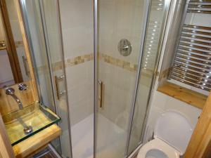 y baño con ducha, aseo y lavamanos. en Studio Valmorel, 1 pièce, 2 personnes - FR-1-291-768, en Valmorel