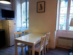 Cette chambre dispose d'une table et de chaises en bois. dans l'établissement Studio cosy 4 pers au cœur de Cauterets - FR-1-234-146, à Cauterets