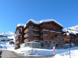 ヴァルモレルにあるAppartement Valmorel, 2 pièces, 5 personnes - FR-1-291-773の雪の積もった大きな建物