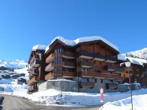 a large building with snow on top of it at Appartement Valmorel, 2 pièces, 5 personnes - FR-1-291-773 in Valmorel