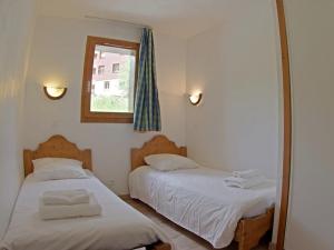 A bed or beds in a room at Appartement Valmorel, 3 pièces, 7 personnes - FR-1-291-776