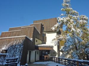 レ・ゾルにあるStudio Les Orres, 1 pièce, 4 personnes - FR-1-322-4の雪に覆われた木が目の前にある建物