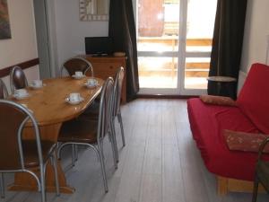 Forest des BaniolsにあるAppartement Orcières Merlette, 2 pièces, 6 personnes - FR-1-262-78のダイニングルーム(テーブル、椅子、ソファ付)