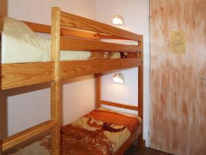 a couple of bunk beds in a small room at Studio Les Orres, 1 pièce, 4 personnes - FR-1-322-5 in Les Orres