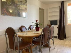 Forest des BaniolsにあるAppartement Orcières Merlette, 2 pièces, 6 personnes - FR-1-262-80のダイニングルームテーブル(椅子、植物付)