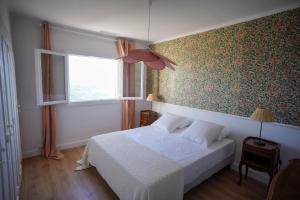 - une chambre avec un lit blanc et une fenêtre dans l'établissement A CASA DI GEMMA, à Appietto