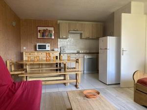 Forest des BaniolsにあるAppartement Orcières Merlette, 2 pièces, 8 personnes - FR-1-262-87のキッチン(テーブル、白い冷蔵庫付)