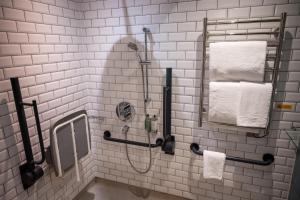 Bathroom sa Ely Hotel by Chef & Brewer Collection