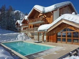 レ・ゾルにあるAppartement Les Orres, 2 pièces, 4 personnes - FR-1-322-32の雪中のスイミングプール付きの家