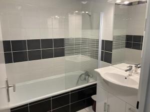 Appartement 2 pièces cabine 8 pers, proche pistes et commerces, Orcières - FR-1-262-87 في Forest des Baniols: حمام مع حوض استحمام ومغسلة ودش +7 صور