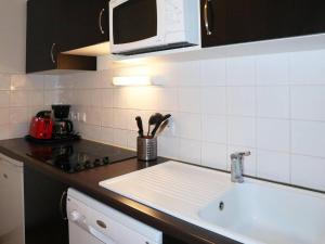 Appartement Les Orres, 2 pièces, 4 personnes - FR-1-322-47にあるキッチンまたは簡易キッチン