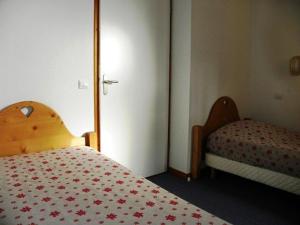 Appartement Orcières Merlette, 2 pièces, 5 personnes - FR-1-262-120にあるベッド