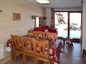 a dining room with a table and chairs and a couch at Chalet Les Orres, 3 pièces, 6 personnes - FR-1-322-63 in Les Orres