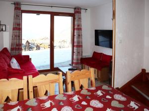 a living room with a table and a living room with a couch at Chalet Les Orres, 3 pièces, 6 personnes - FR-1-322-63 in Les Orres