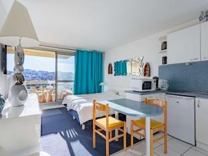 ビアリッツにあるStudio Biarritz, 1 pièce, 2 personnes - FR-1-3-410のキッチン、ベッドルーム(ベッド1台、テーブル付)
