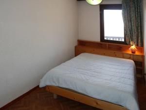 niewielka sypialnia z łóżkiem i oknem w obiekcie Appartement Les Orres, 2 pièces, 4 personnes - FR-1-322-78 w mieście Les Orres