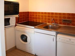 kuchnia ze zlewem i pralką w obiekcie Appartement Les Orres, 2 pièces, 4 personnes - FR-1-322-78 w mieście Les Orres
