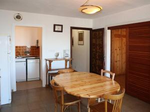 kuchnia z drewnianym stołem i krzesłami w pokoju w obiekcie Appartement Les Orres, 2 pièces, 4 personnes - FR-1-322-78 w mieście Les Orres