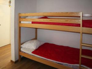 Poschodová posteľ alebo postele v izbe v ubytovaní Appartement Les Orres, 1 pièce, 4 personnes - FR-1-322-81