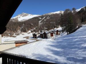 レ・ゾルにあるAppartement Les Orres, 2 pièces, 4 personnes - FR-1-322-92の窓から雪山の景色を望む