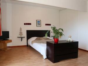sypialnia z łóżkiem i stołem z rośliną w obiekcie Studio Les Orres, 1 pièce, 4 personnes - FR-1-322-99 w mieście Les Orres