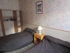 um quarto com 2 camas e uma mesa com um candeeiro em Appartement Cauterets, 3 pièces, 5 personnes - FR-1-234-138 em Cauterets