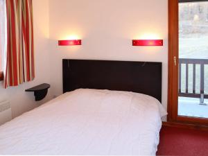 1 dormitorio con 1 cama con 2 luces rojas encima en Chalet Les Orres, 3 pièces, 6 personnes - FR-1-322-110 en Les Orres