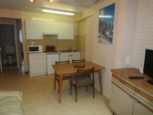 コトレにあるAppartement Cauterets, 3 pièces, 5 personnes - FR-1-234-138のリビングルーム(テーブル付)、キッチン