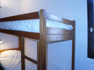 レ・ゾルにあるAppartement Les Orres, 4 pièces, 8 personnes - FR-1-322-106の二段ベッドが備わる青い部屋のベッド1台分です。