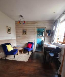 salon z dwoma krzesłami i stołem w obiekcie 'Sissi' ein zaubehaftes Apartement im modernen Landhausstil w mieście Oberammergau +38 zdjęć
