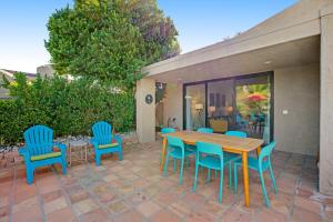 patio con tavolo in legno e sedie blu di Sundance Getaway Permit# 4051 a Palm Springs