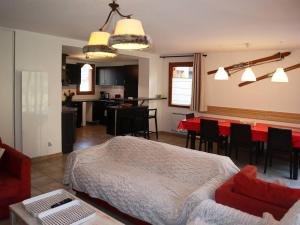 uma sala de estar com uma cama e uma sala de jantar em Chalet Les Orres, 5 pièces, 10 personnes - FR-1-322-118 em Les Orres