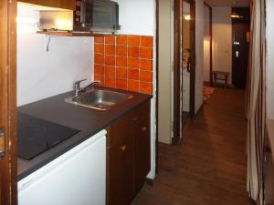 eine kleine Küche mit einer Spüle und einer Mikrowelle in der Unterkunft Appartement Les Orres, 1 pièce, 4 personnes - FR-1-322-9 in Les Orres