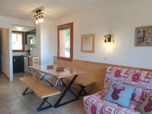 ein Wohnzimmer mit einem Tisch und einem Sofa in der Unterkunft Chalet Les Orres, 3 pièces, 6 personnes - FR-1-322-121 in Les Orres