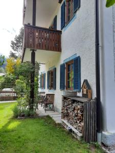dom z tarasem i ptasi domek w obiekcie 'Sissi' ein zaubehaftes Apartement im modernen Landhausstil w mieście Oberammergau