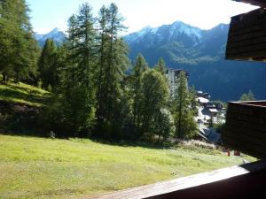 a view of a field with trees and mountains at Appartement Les Orres, 1 pièce, 4 personnes - FR-1-322-190 in Les Orres