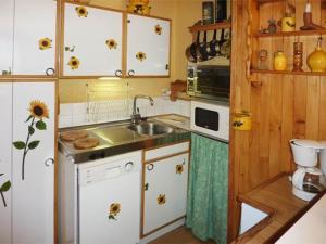 Appartement Les Orres, 2 pièces, 8 personnes - FR-1-322-41にあるキッチンまたは簡易キッチン