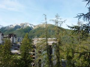 Vue sur une ville avec une montagne en arrière-plan dans l'établissement Studio Les Orres, 1 pièce, 4 personnes - FR-1-322-194, aux Orres