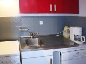 Appartement Les Orres, 2 pièces, 6 personnes - FR-1-322-140にあるキッチンまたは簡易キッチン